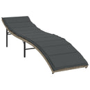 vidaXL 2 db világosszürke polyrattan napozóágy asztallal