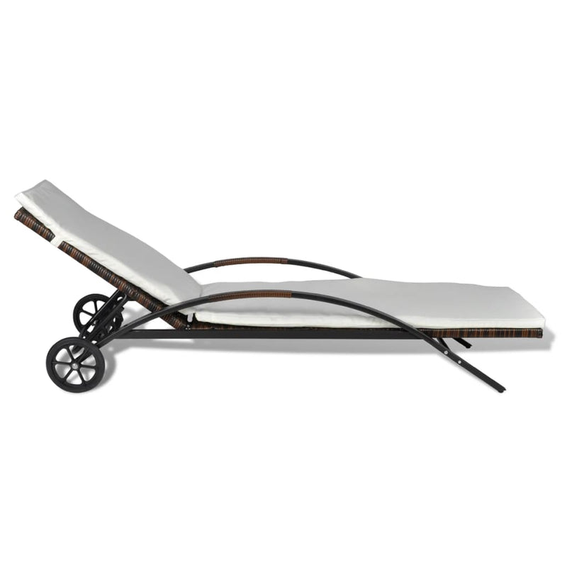 vidaXL barna polyrattan napozóágy párnával és kerekekkel