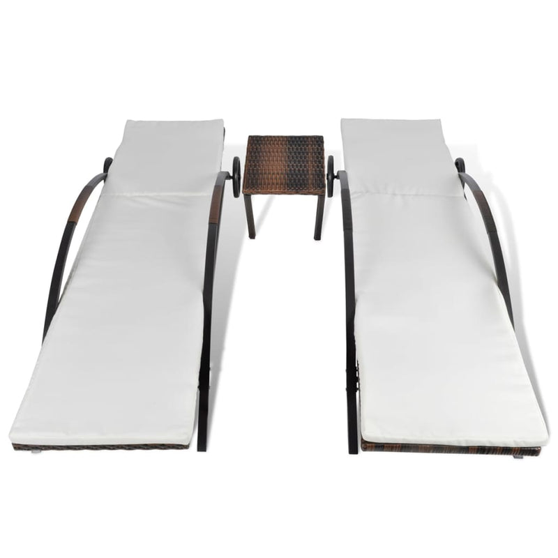 vidaXL barna polyrattan napozóágyak asztallal