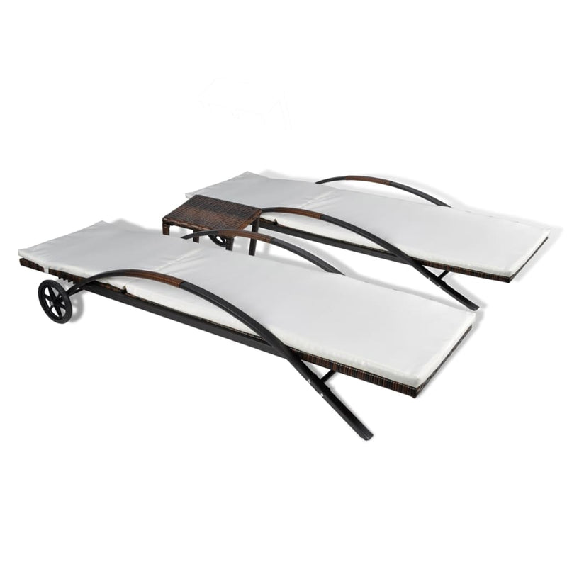 vidaXL barna polyrattan napozóágyak asztallal