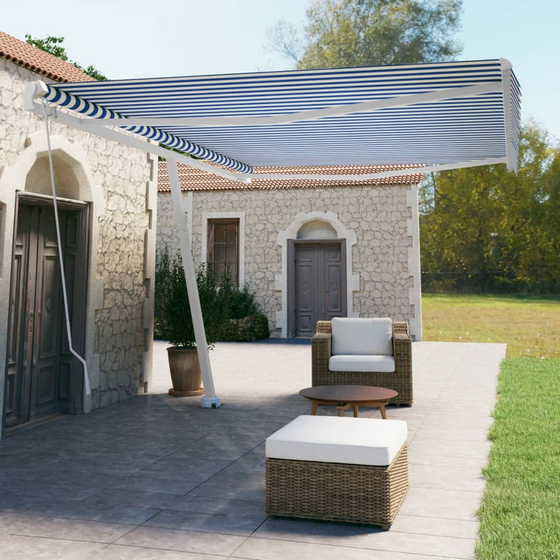 vidaXL kék és fehér kézzel kihúzható póznás napellenző 500 x 350 cm