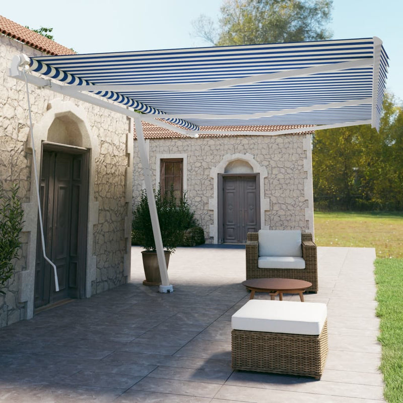 vidaXL kék és fehér kézzel kihúzható póznás napellenző 600 x 350 cm