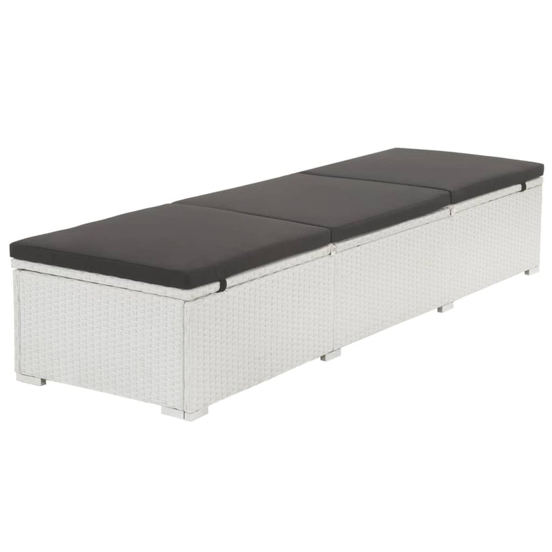 vidaXL fehér polyrattan napozóágy fekete párnával