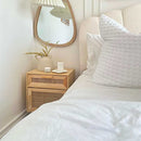 vidaXL 2 db barna tömör fenyőfa és természetes rattan éjjeliszekrény