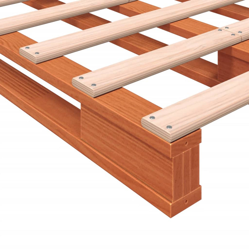 vidaXL viaszbarna tömör fenyőfa raklapágy 140 x 200 cm