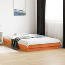 vidaXL viaszbarna tömör fenyőfa LED-es ágykeret 135 x 190 cm