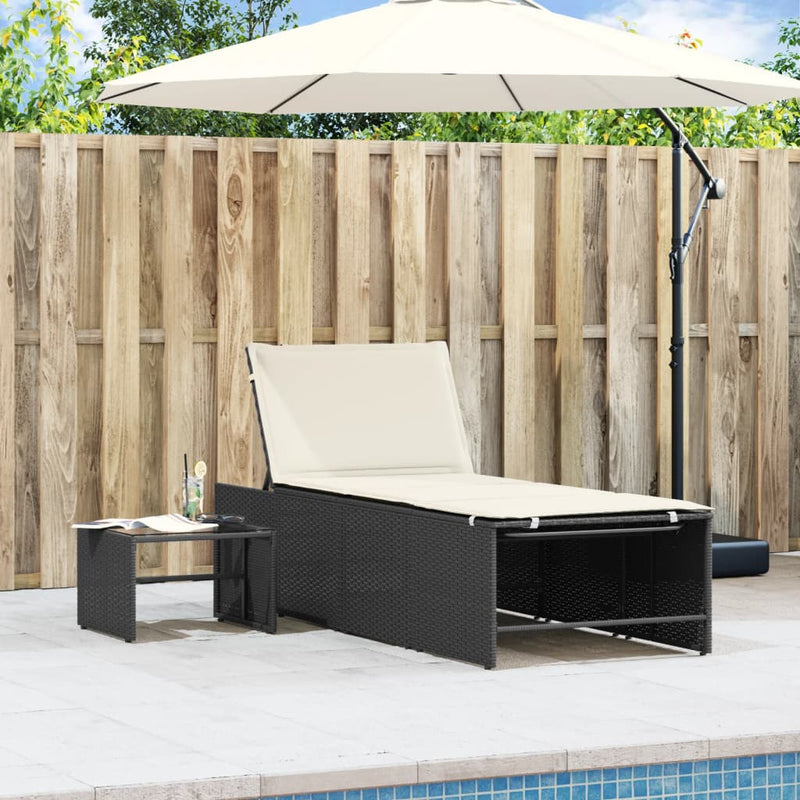 vidaXL 2 db fekete polyrattan napozóágy asztallal