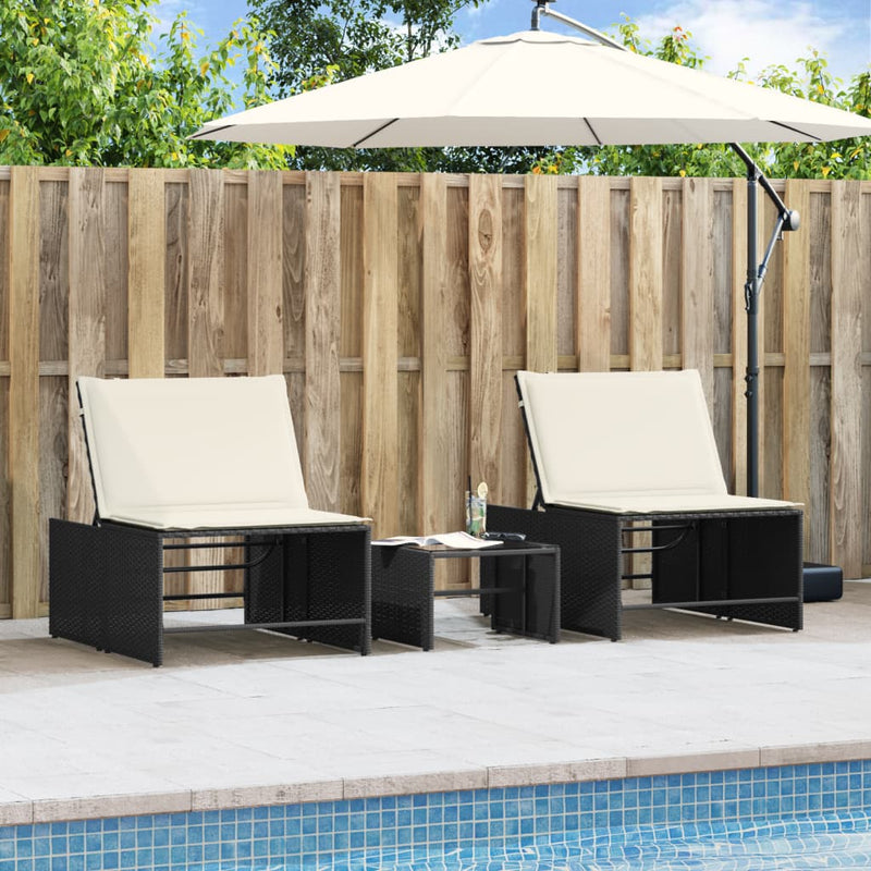 vidaXL 2 db fekete polyrattan napozóágy asztallal
