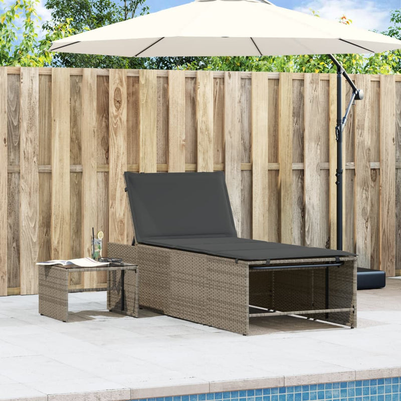 vidaXL 2 db szürke polyrattan napozóágy asztallal