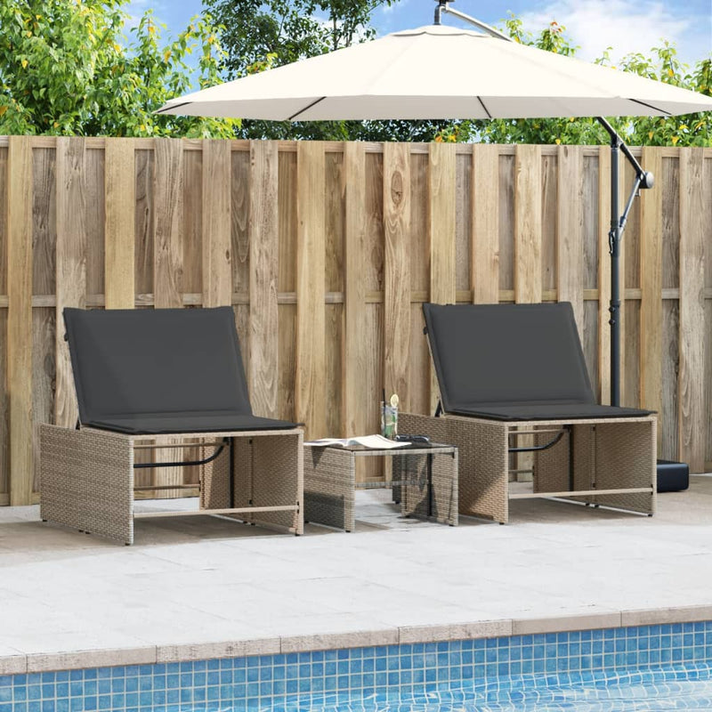 vidaXL 2 db szürke polyrattan napozóágy asztallal