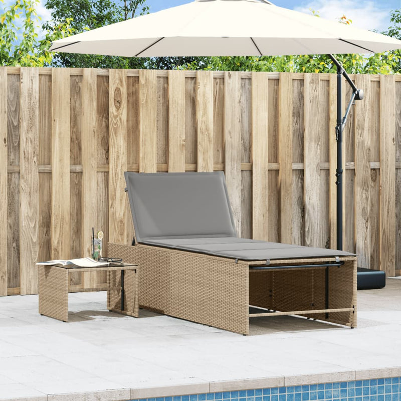 vidaXL 2 db bézs polyrattan napozóágy asztallal