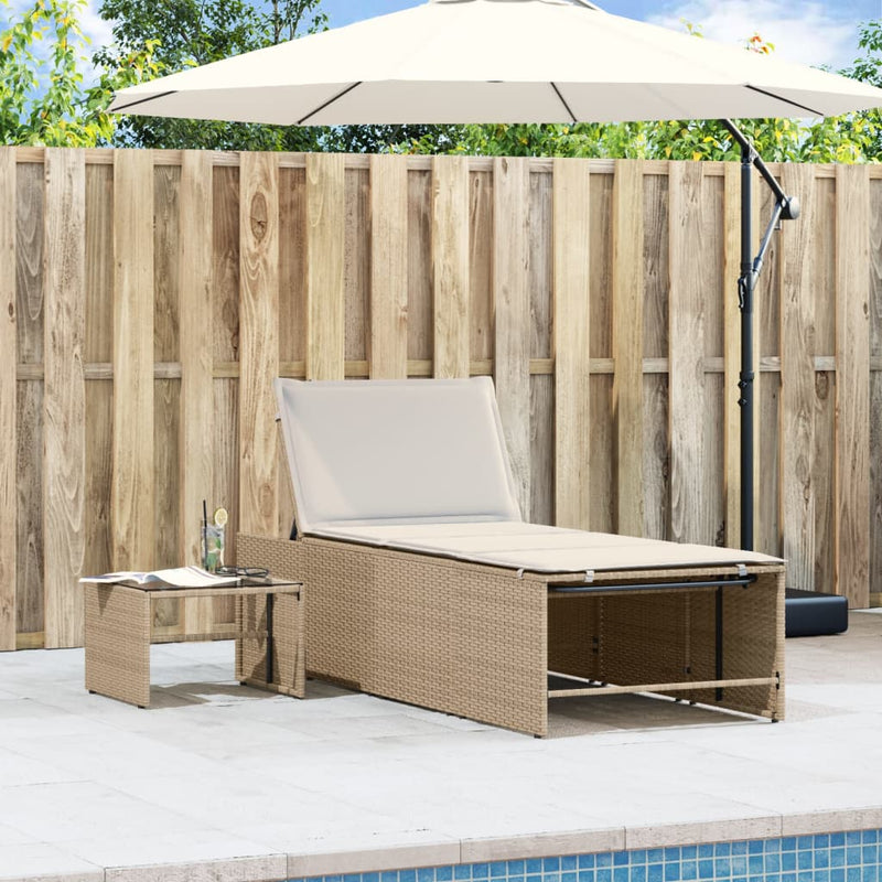 vidaXL 2 db bézs polyrattan napozóágy asztallal