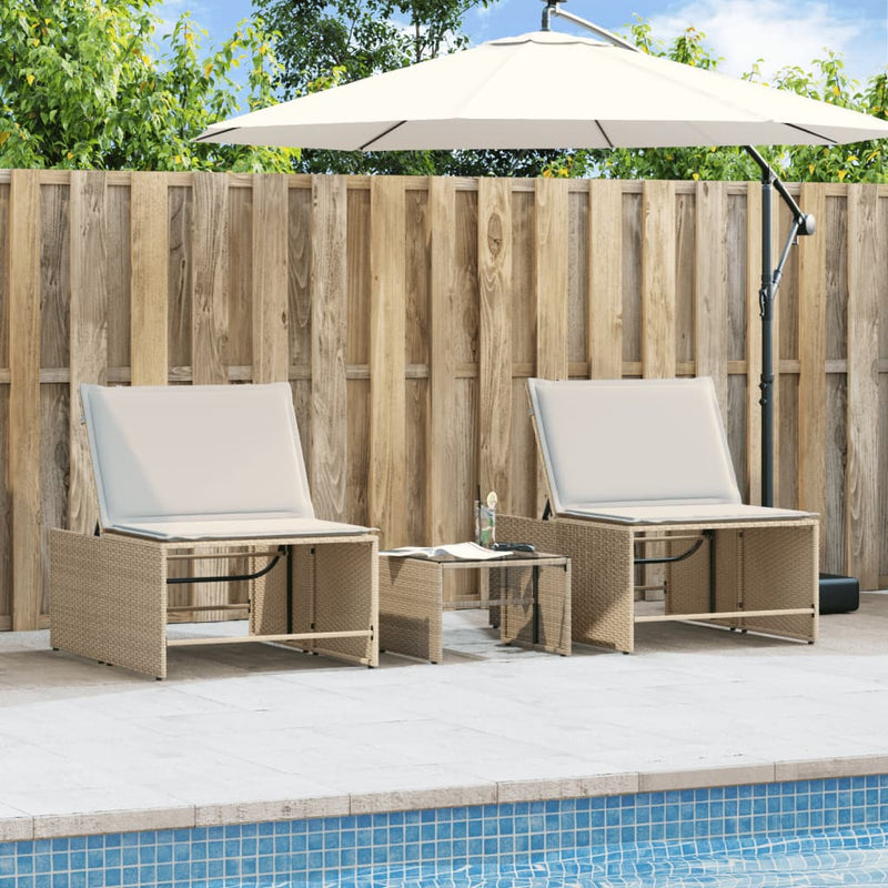 vidaXL 2 db bézs polyrattan napozóágy asztallal