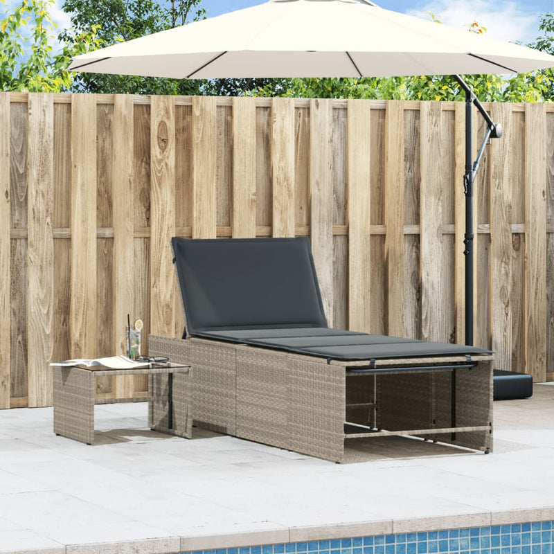 vidaXL 2 db világosszürke polyrattan napozóágy asztallal
