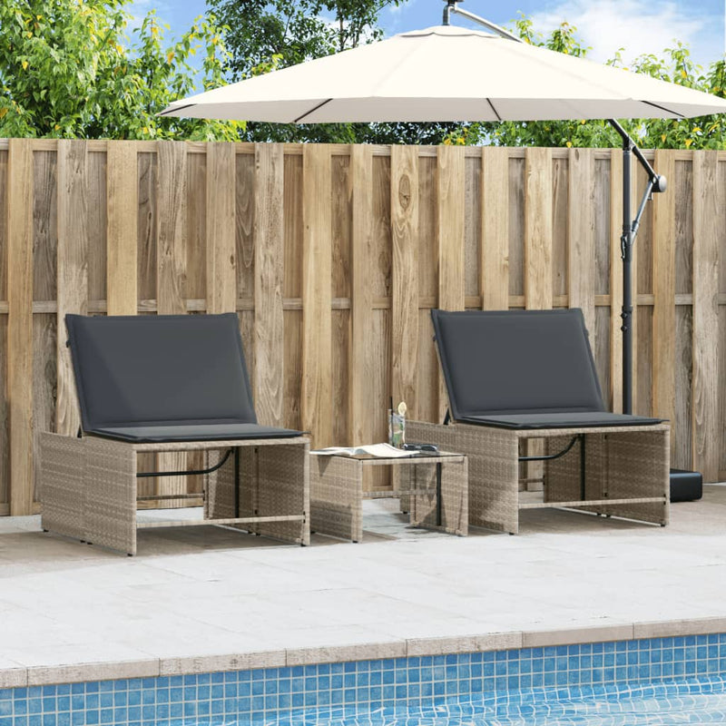 vidaXL 2 db világosszürke polyrattan napozóágy asztallal
