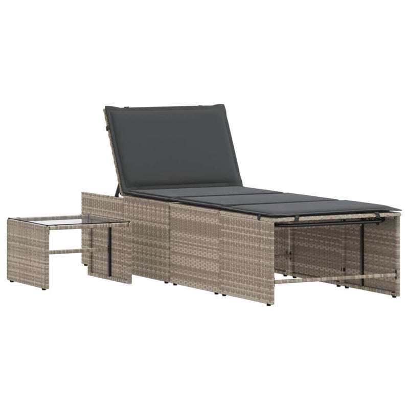 vidaXL 2 db világosszürke polyrattan napozóágy asztallal