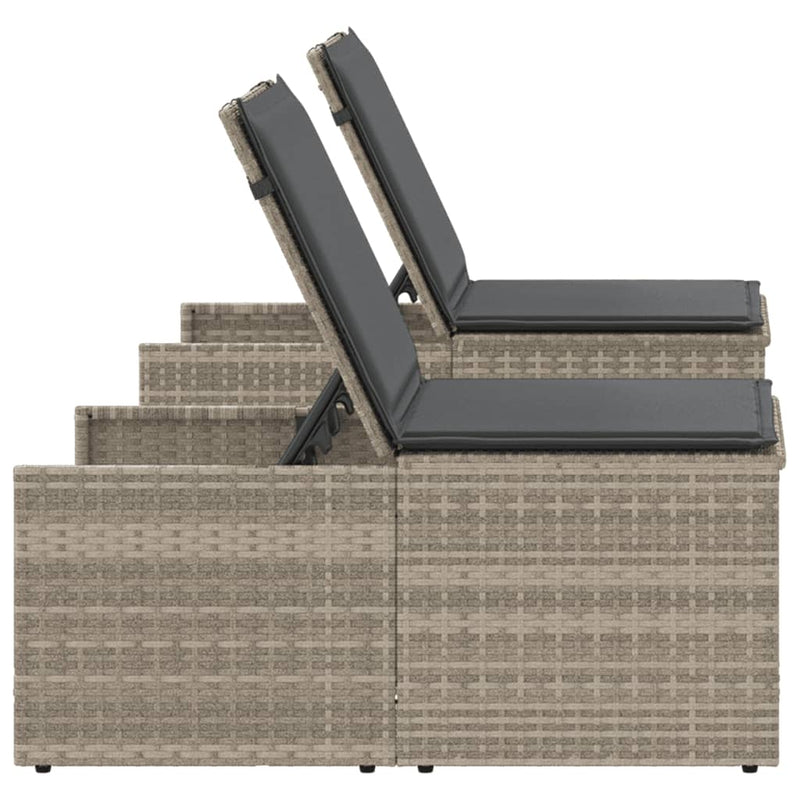 vidaXL 2 db világosszürke polyrattan napozóágy asztallal