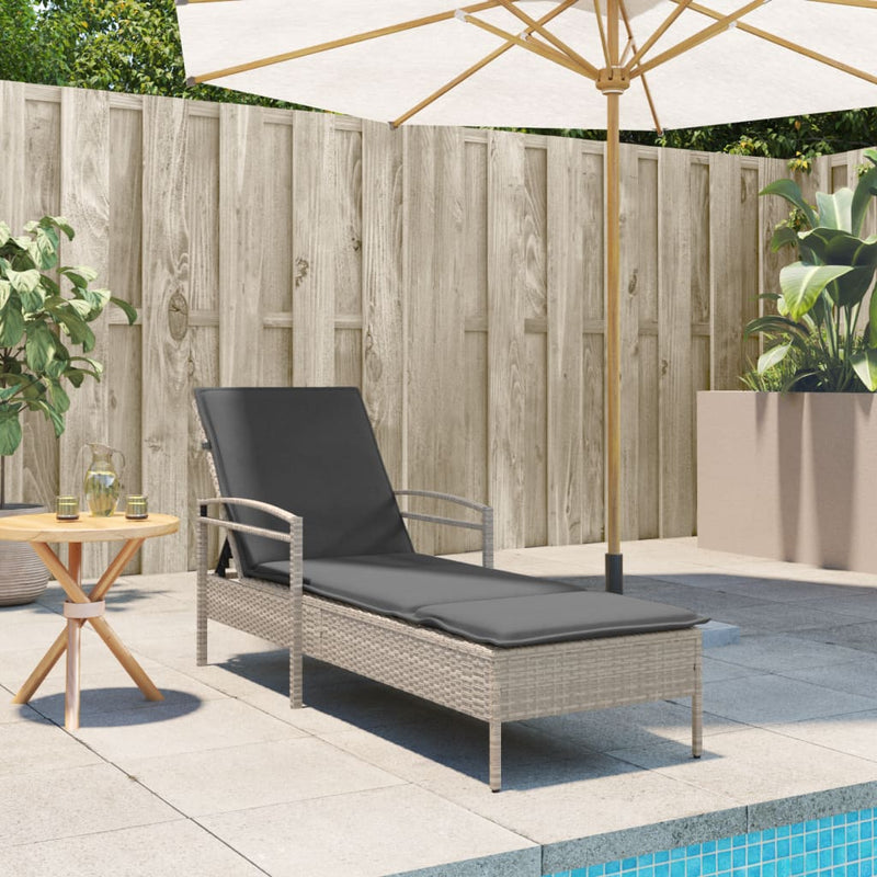 vidaXL világosszürke polyrattan napozóágy párnával 63x200x81 cm