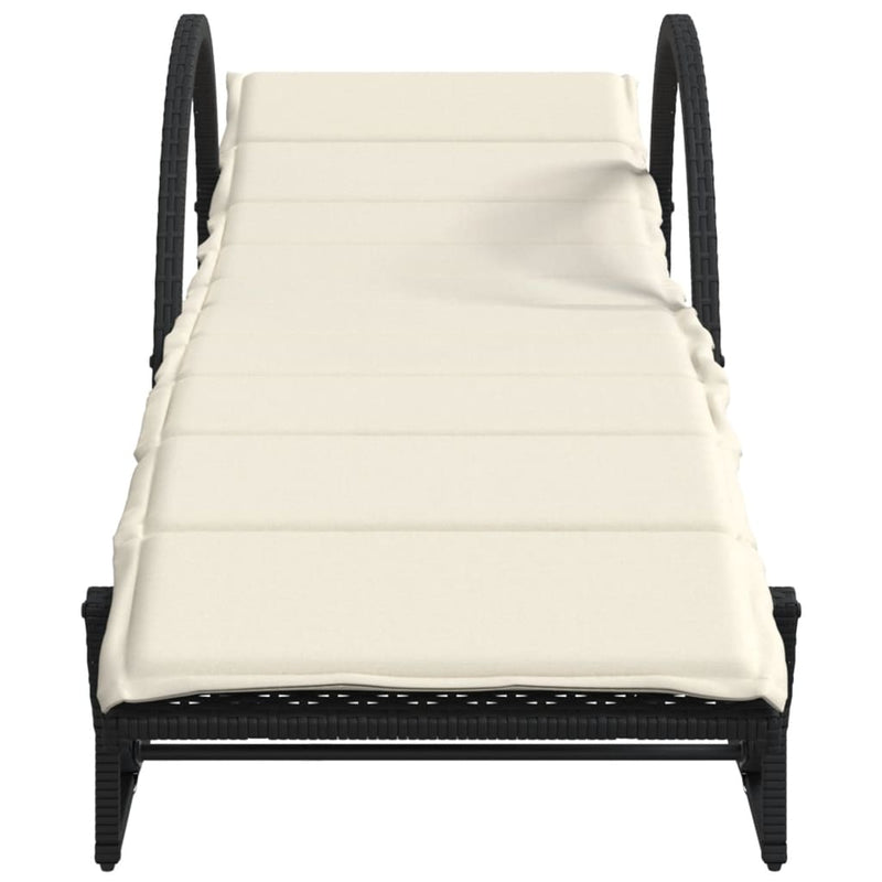 vidaXL 2 db fekete polyrattan napozóágy asztallal