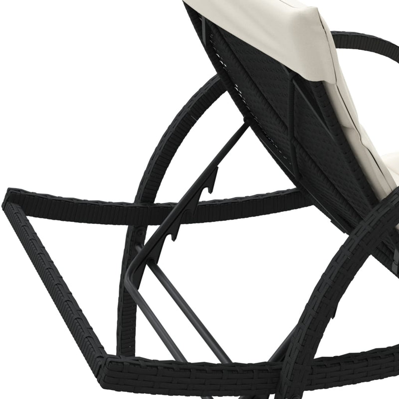 vidaXL 2 db fekete polyrattan napozóágy asztallal
