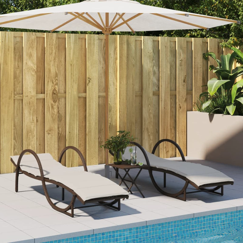 vidaXL 2 db barna polyrattan napozóágy asztallal