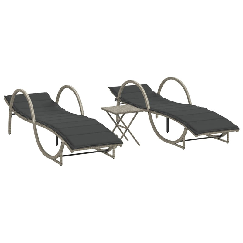 vidaXL 2 db világosszürke polyrattan napozóágy asztallal