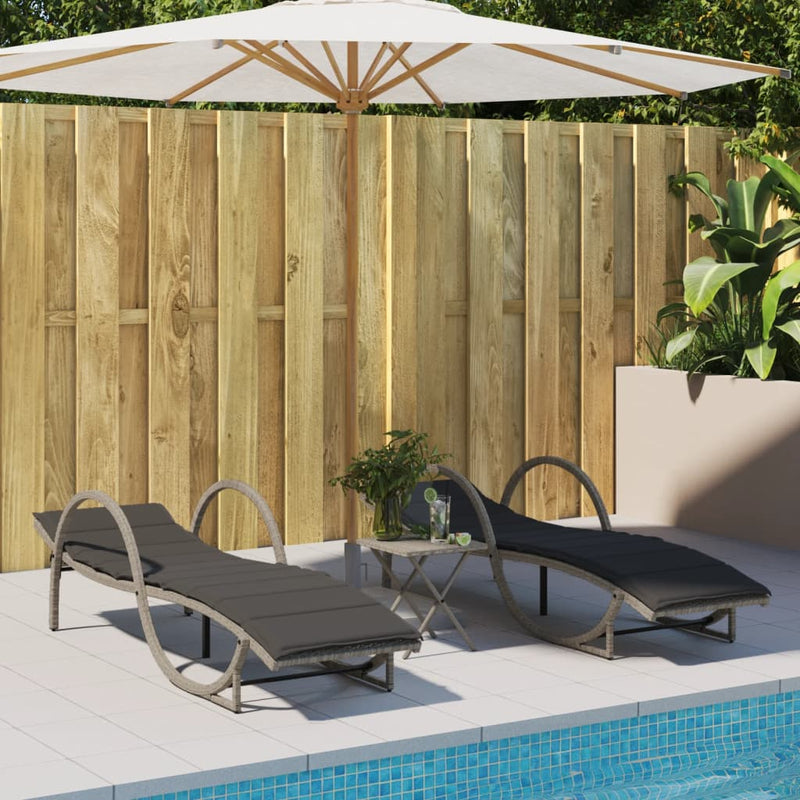 vidaXL 2 db világosszürke polyrattan napozóágy asztallal