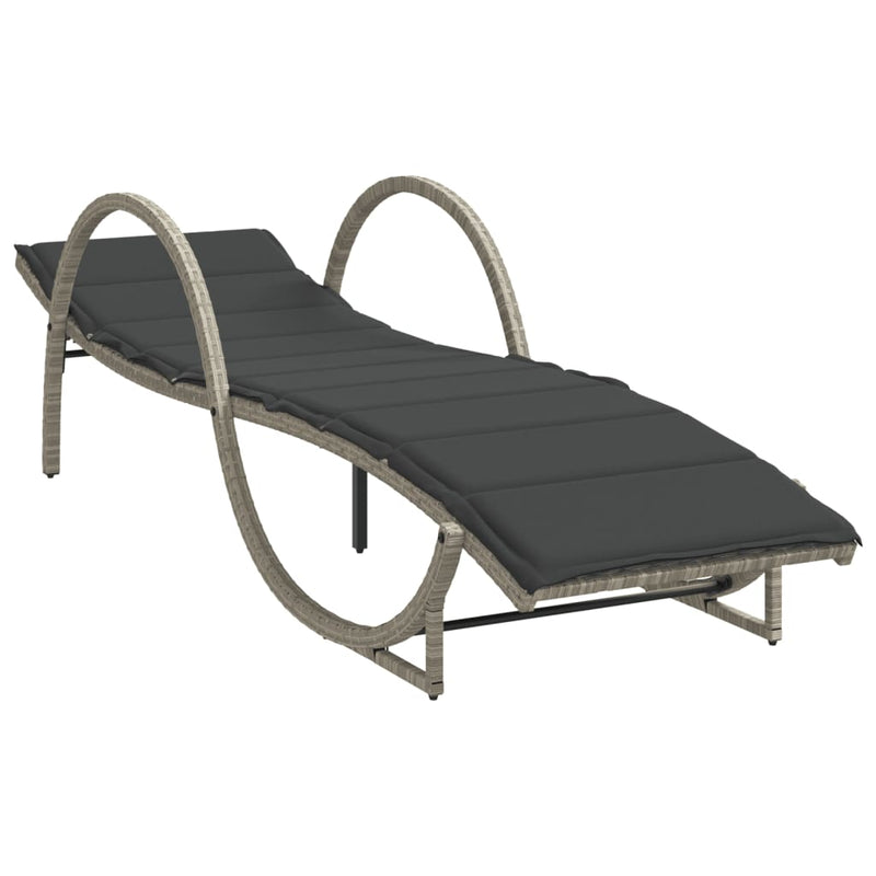 vidaXL 2 db világosszürke polyrattan napozóágy asztallal