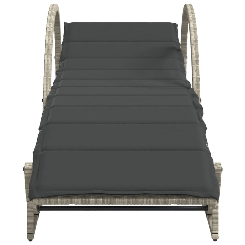 vidaXL 2 db világosszürke polyrattan napozóágy asztallal