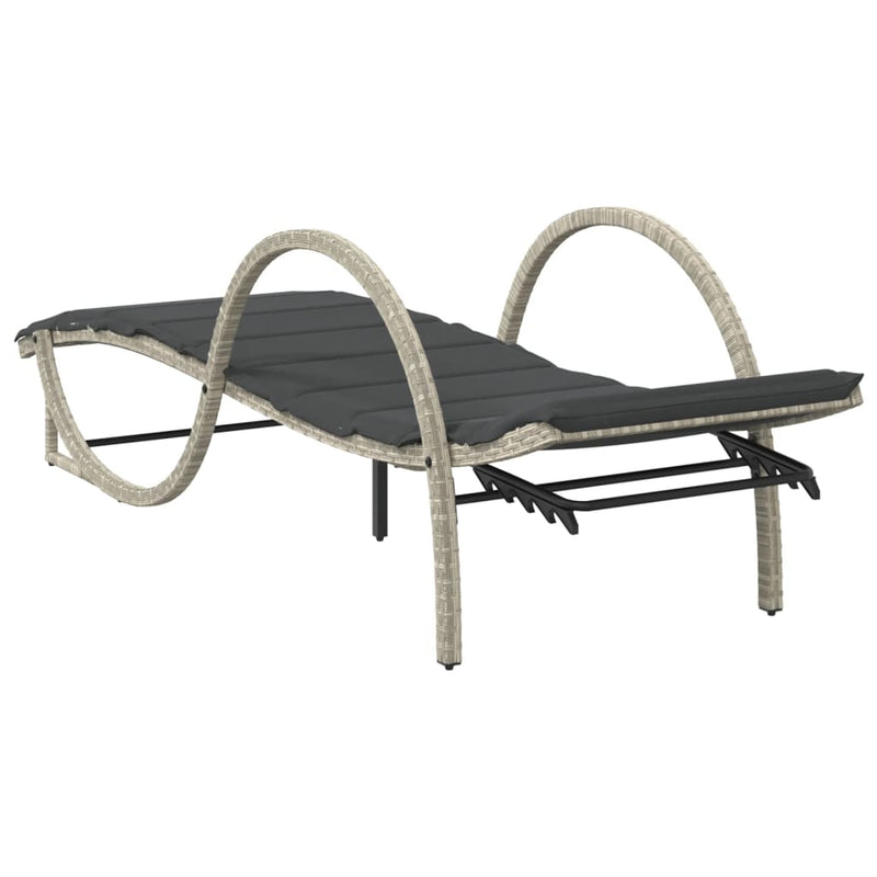 vidaXL 2 db világosszürke polyrattan napozóágy asztallal
