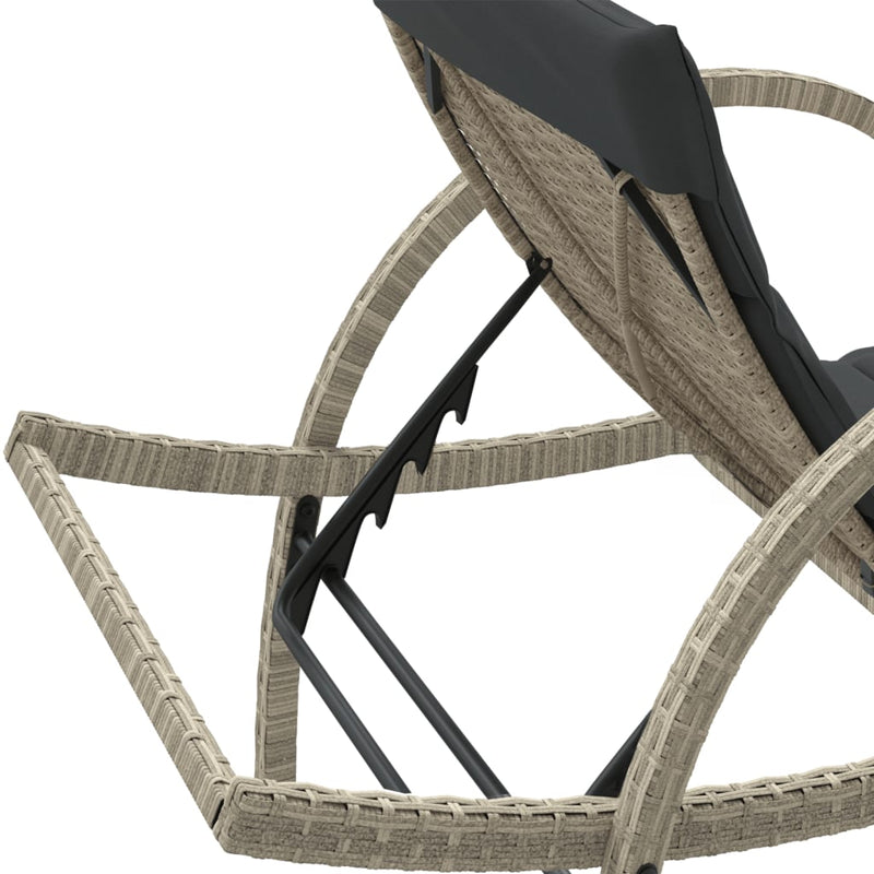 vidaXL 2 db világosszürke polyrattan napozóágy asztallal