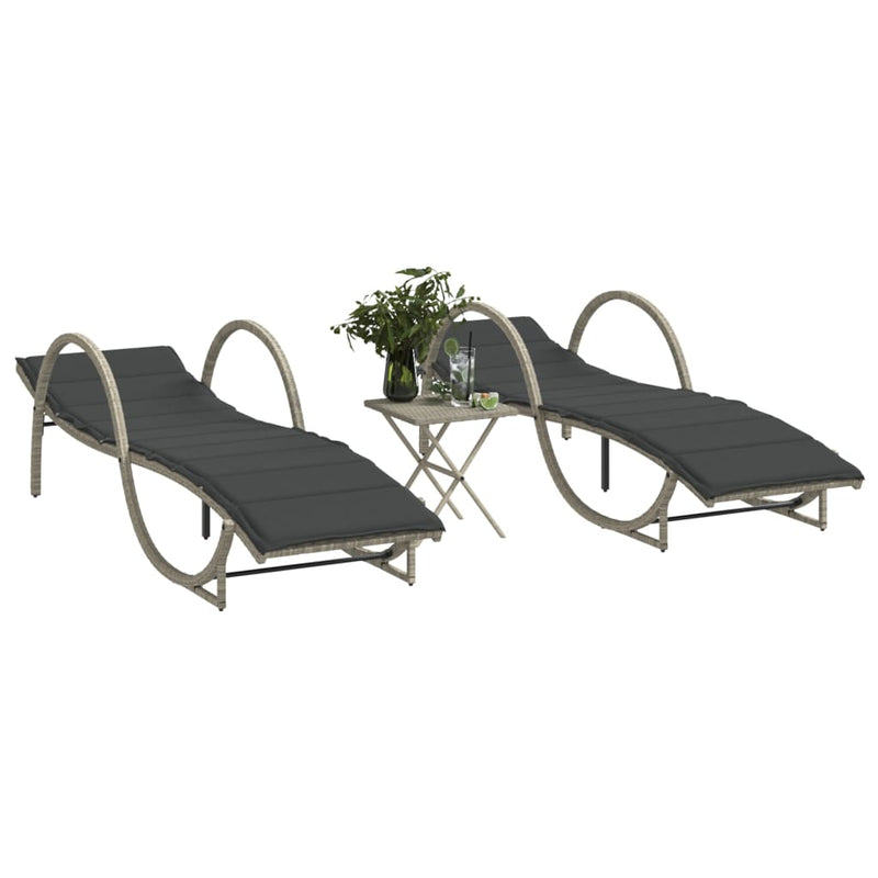 vidaXL 2 db világosszürke polyrattan napozóágy asztallal