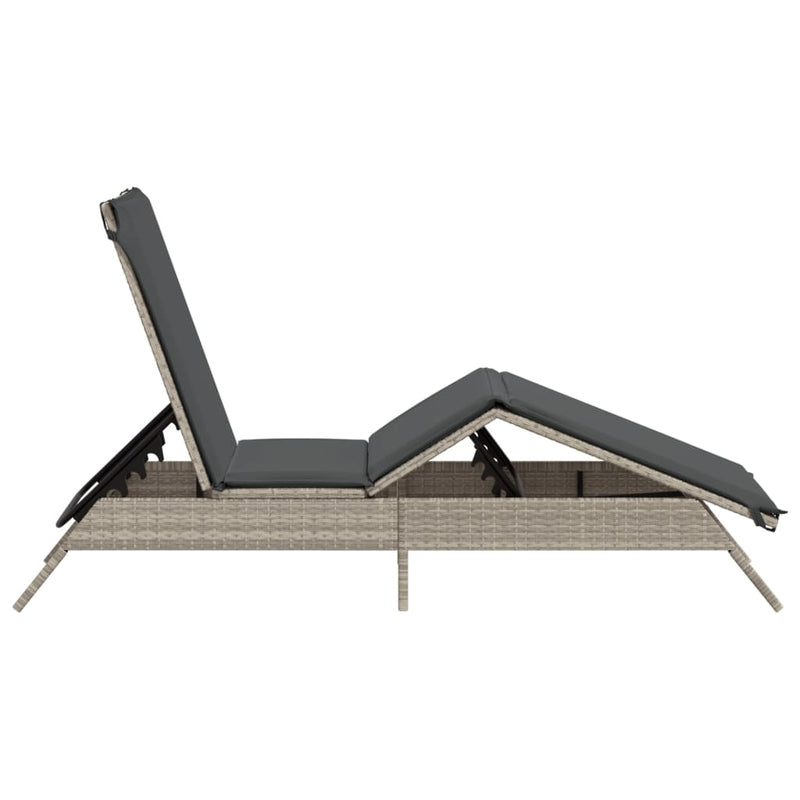 vidaXL világosszürke polyrattan napozóágy párnával