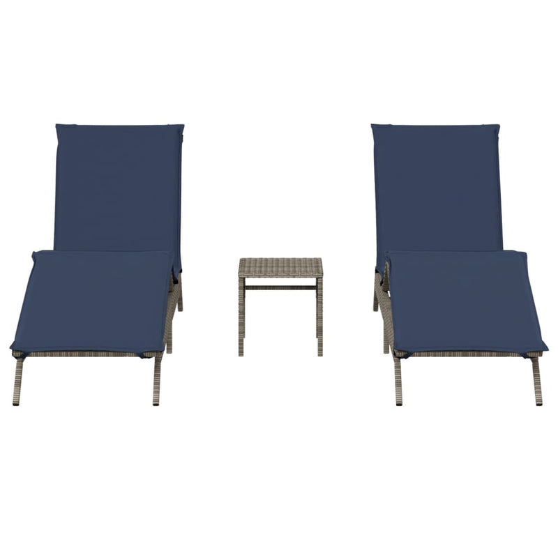 vidaXL 2 db szürke polyrattan napozóágy asztallal