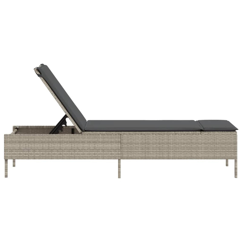 vidaXL világosszürke polyrattan napozóágy párnával