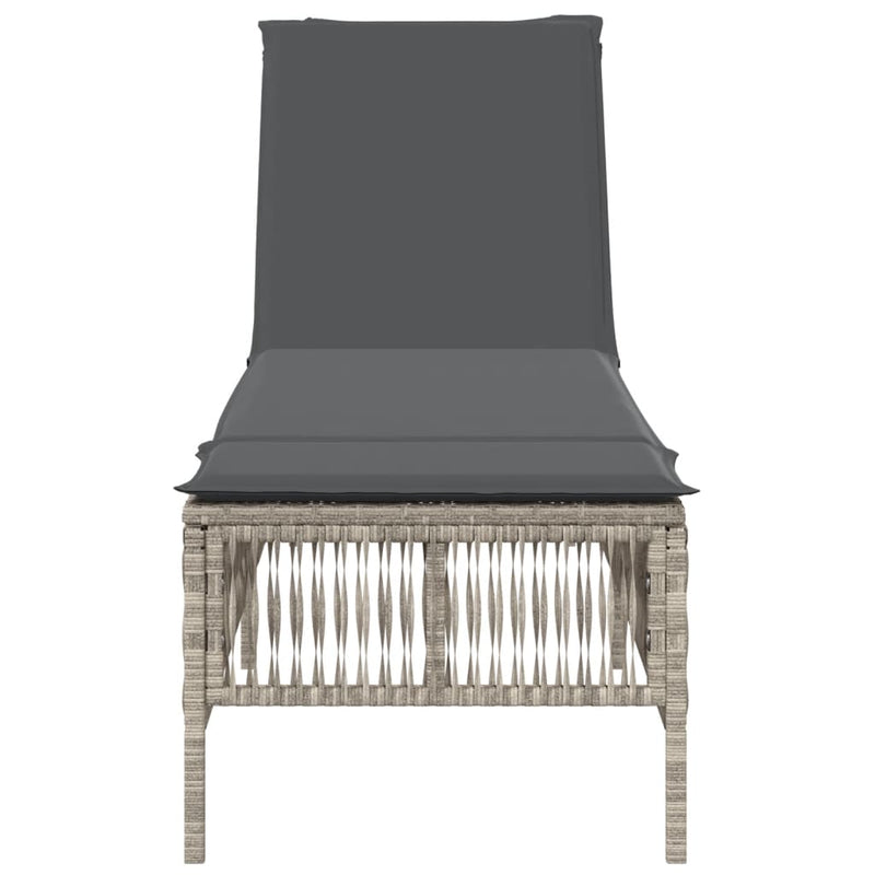 vidaXL világosszürke polyrattan napozóágy párnával