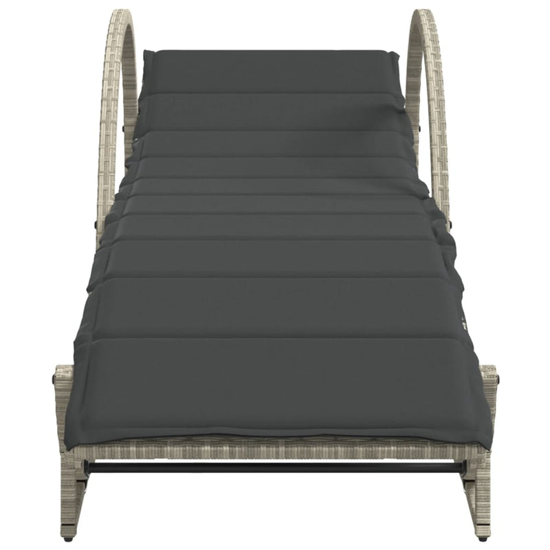 vidaXL 2 db világosszürke polyrattan napozóágy párnával