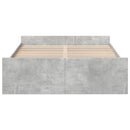 vidaXL betonszürke szerelt fa ágykeret fiókokkal 135 x 190 cm