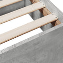 vidaXL betonszürke szerelt fa ágykeret fiókokkal 135 x 190 cm