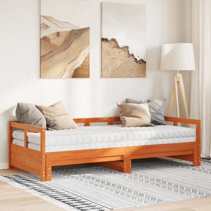 vidaXL viaszbarna tömör fenyő kihúzható kanapéágy matracokkal 90x200cm