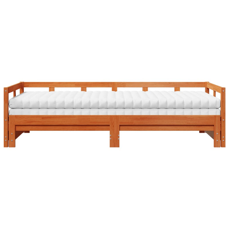 vidaXL viaszbarna tömör fenyő kihúzható kanapéágy matracokkal 90x200cm