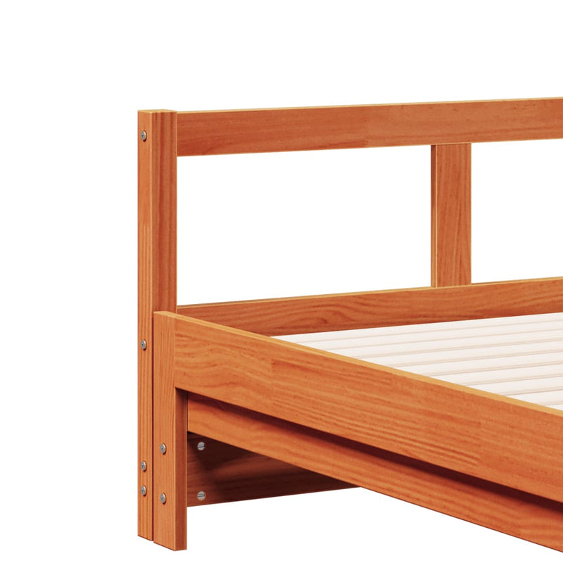 vidaXL viaszbarna tömör fenyő kihúzható kanapéágy matracokkal 90x200cm