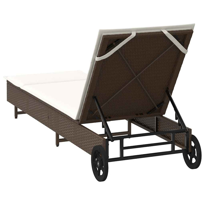 vidaXL barna polyrattan napozóágy párnával és kerekekkel