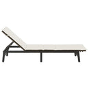 vidaXL barna polyrattan napozóágy párnával