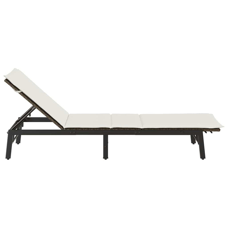 vidaXL barna polyrattan napozóágy párnával