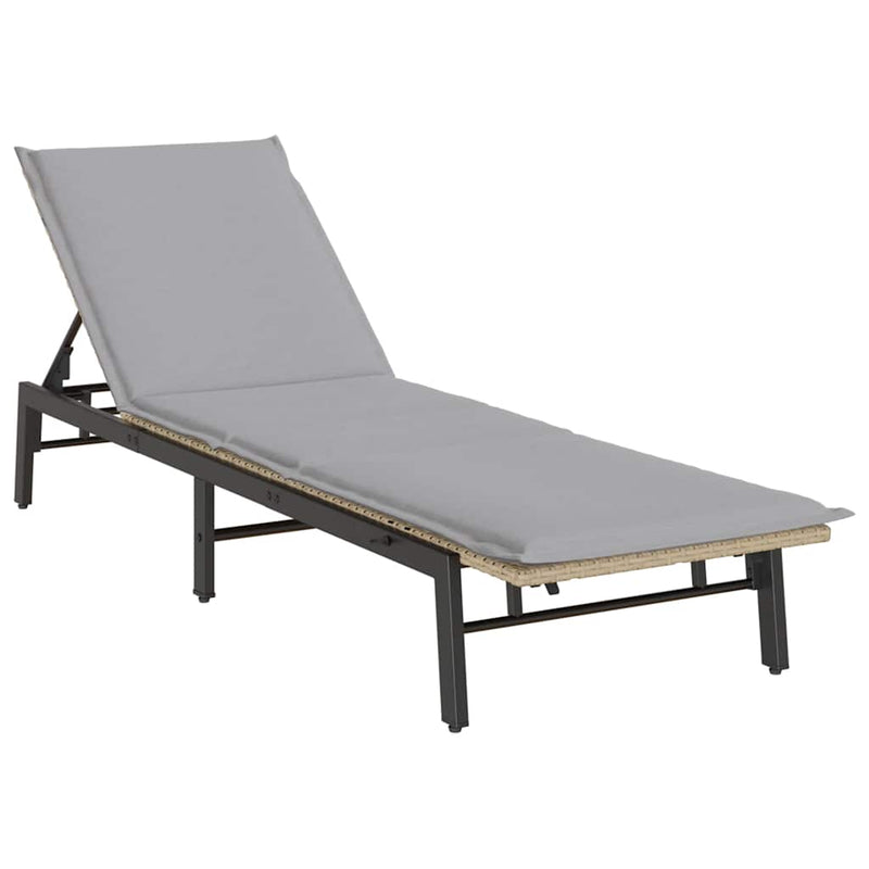 vidaXL bézs polyrattan napozóágy párnával