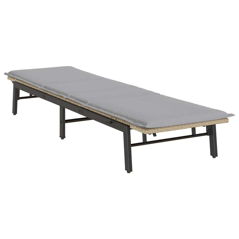 vidaXL bézs polyrattan napozóágy párnával