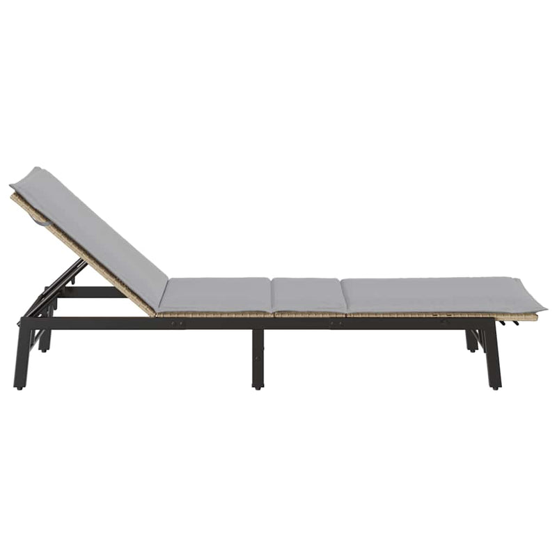 vidaXL bézs polyrattan napozóágy párnával