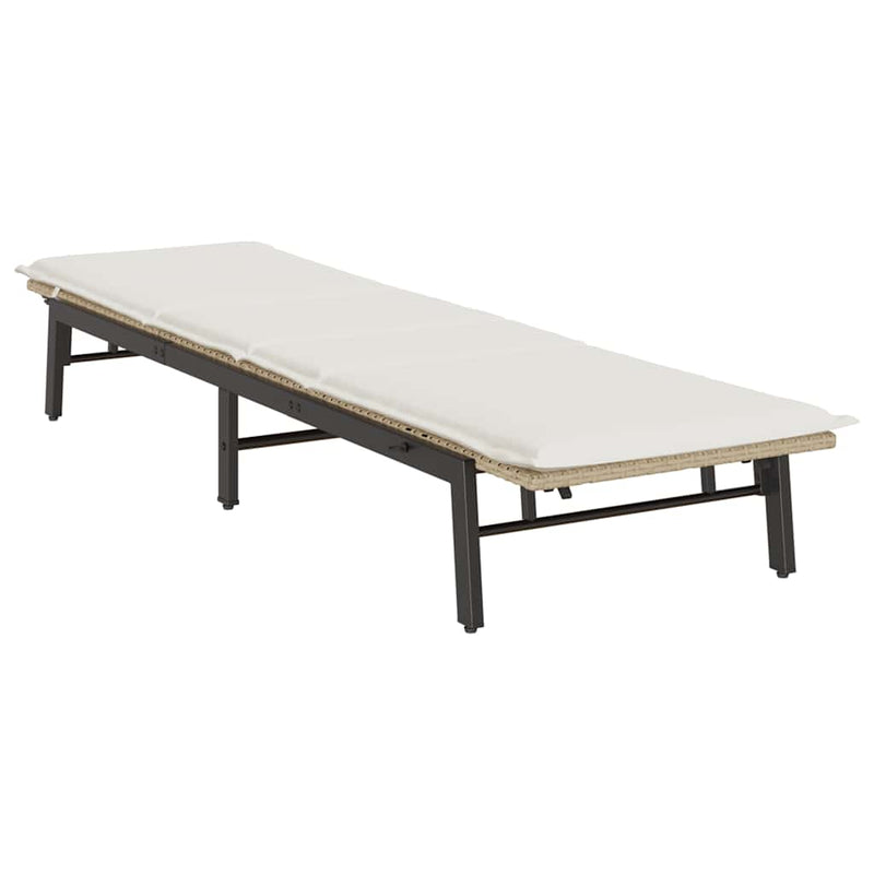 vidaXL bézs polyrattan napozóágy párnával