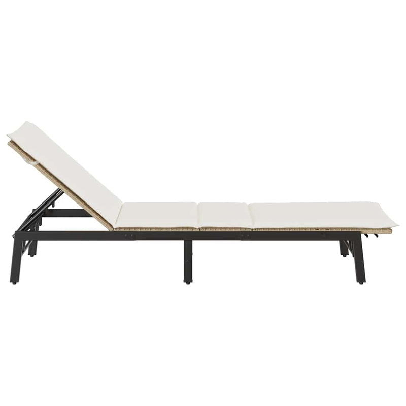 vidaXL bézs polyrattan napozóágy párnával